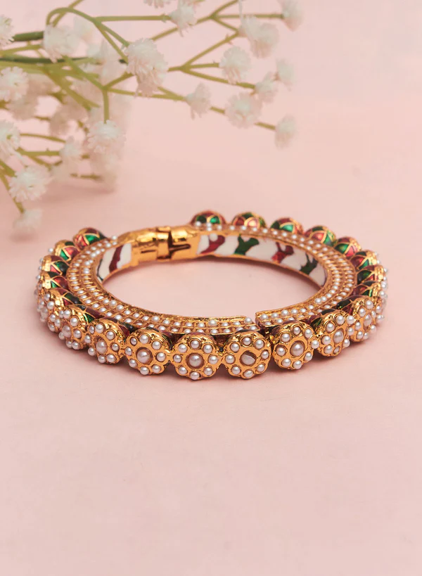 Aarashi stone gold Colour bangle